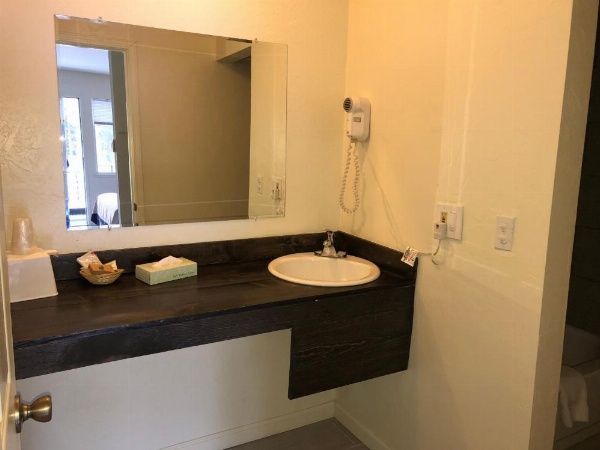 Cedar Inn & Suites image 15