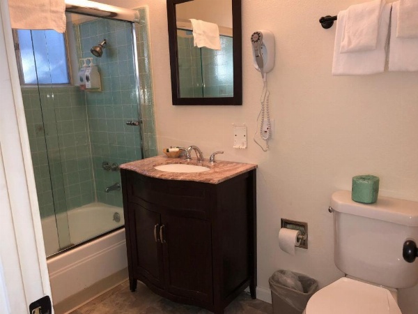 Cedar Inn & Suites image 17