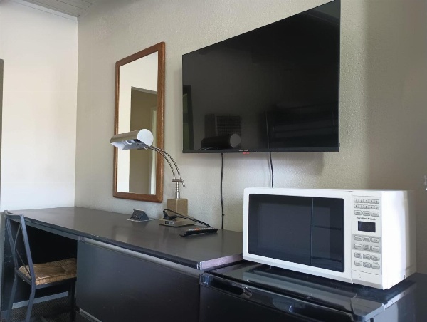 Cedar Inn & Suites image 6